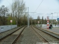 Prostor zastávek Pobřežní cesta, v levé (protisměrné) traťové koleji je vložena „železniční“ dilatace koleje.