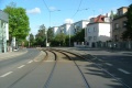 Tramvajová trať se stáčí v levém oblouku.