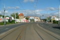 Pravý oblouk tramvajové tratě míří k zastávkám Nádraží Strašnice.