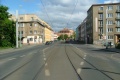 U křižovatky s ulicí Na Hroudě se tramvajová trať opět napřímí.