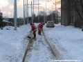 Záplavy sněhu uvěznily zličínské železniční nádraží a spojovací kolej ze smyčky Sídliště Řepy, odklízet jej museli všichni, jenž měli ruce a získali hrabla. | 27.1.2007
