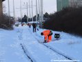 Záplavy sněhu uvěznily zličínské železniční nádraží a spojovací kolej ze smyčky Sídliště Řepy, odklízet jej museli všichni, jenž měli ruce a získali hrabla. | 27.1.2007