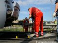 Pracovníci technické kontroly spřahují vyztuženou spojovací tyč určenou k vytažení vozu se spřáhlem vozu Škoda 14T ev.č.9111 s využitím redukce na pražskou hlavu spřáhla. | 23.5.2007