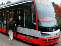 Architekt Patrik Kotas pózuje před tramvají Škoda 15T ev.č.9201, na jejímž vzhledu se neopakovatelně zapsala jeho ruka.... | 5.10.2010