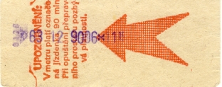 Rubová strana jízdenky série Cnm, označené v metru 6. října 1990. Jízdenka dokumentuje další vady tisku červené barvy