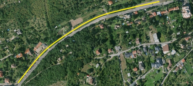 Na leteckém snímku Trojské ulice je žlutou čarou vyznačen cca 600 metrů dlouhý úsek tramvajové tratě, který byl provozován obousměrně po jedné koleji.