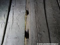 Podlaha s otvory pro zasouvání tyčí, které zastavovaly splavované polena. | 22.5.2012