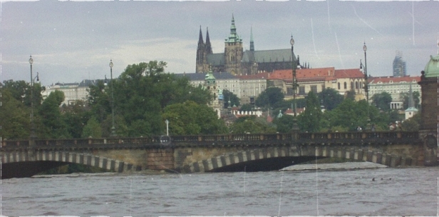 Pražský hrad nad rozbouřenou Vltavou. | 14.8.2002