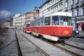 V prostoru přeložky tramvajové trati v Nádražní ulici podél zřizované smyčky Smíchovské nádraží byla vyfotografována zezadu i souprava vozů T3SU+T3 #7009+#6646 na lince 6. | 12.11.1998