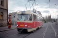 Dalším snímkem se vrátíme na zastávku Střelničná, ale do Klapkovy ulice (dnes se tato zastávka jmenuje Březiněveská). Směrem k Vozovně Kobylisy zde jede na lince 14 vůz T3 #6865. | 31.10.1998