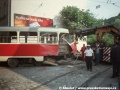 Snímek dokládající vykolejení zadního podvozku vozu T3 ev.č.6898. Vzhledem ke značné deformaci zadního čela nebylo zdvižení vozu jednoduchou záležitostí | 25.8.1997
