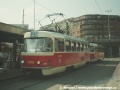 Naprosto běžný snímek z provozu - kobyliská souprava vozů T3 ev.č.6900+6901 na lince 25 přijíždí do zastávky Vltavská z centra. Zepředu není na této soupravě nic zvláštního | 21.8.1997