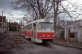 Ve smyčce Střelničná (dnes Březiněveská) odpočívá souprava vozů T3 #6907+#6909, která byla dlouhodobě vypravována výhradně na linku 25. | 31.10.1998