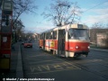 Na snímku z Ostrčilova náměstí je zachycen sólo vůz T3SUCS ev.č.7021 na lince 7. Pouze detaily napovídají, že fotografie byla pořízena v roce 1997. Stejně jako dnes patří vůz strašnické vozovně | 27.12.1997