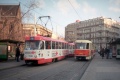 Z důvodu víkendové výluky jezdily přes Náměstí míru linky 5 a 9, a tak si do spousty sól vložíme i dvě dvojice. Nezvykle se na Náměstí Míru míjejí soupravy vozů T3SUCS #7242+#7243 a T3 #6851+#6852 na lince 5. | 21.11.1998