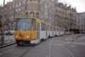 V opačném směru ze Strossmayerova náměstí odjíždí na lince 8 vůz KT8D5 ev.č.9005 s pozůstatky reklamního nátěru Velkotržnice Lipence. | 28.10.1998