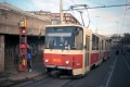 Dnešní manipulační zastávky Vltavská v místě nájezdu na Hlávkův most vypadaly vždy stejně neutěšeně, v roce 1998 však byly pravidelně užívány linkami 3 a 8. Na zastávce odbavuje cestující na lince 8 vůz KT8D5 ev.č.9036. | 23.10.1998