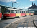 Boční pohled na vůz K2 ve výstupní zastávce smyčky Hlavná stanica, tentokrát s vozem K2 #7073 na lince 1 s typickými Bratislavskými bočními reklamními panely. | 20.9.1997