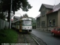 Poslední den provozu Hanychovské trati měl vůz T3SU č. 52 závadu pantografu a musel být manipulačně odsunut vozem T3SUCS ev.č.57. Snímek byl pořízen nad zastávkou Kubelíkova, souprava směřuje do centra. | 26.8.1998