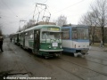 Souprava T2 ev.č.627+660 zavítala i do smyčky Zábřeh. V prostoru zastávek se setkala s tramvají typu T6A5 ev.č.1128. Dodávka vozů T6A5 nahradila v provozu právě poslední tramvaje T2 | 14.2.1998