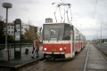 Pro spravení nálady se podařilo na zastávce Sokolovská vyfotografovat na lince 4 vůz KT8D5 #295. Kéž by aspoň takhle byla i ta Astra. | 29.10.1998