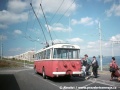 Trolejbus 9TrHT28 ev.č.11 na lince 13 na smyčce Nová Ves v nástupní zastávce. Na snímku je k nalezení jeden uživatel Tram-fóra | 30.8.1997