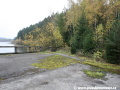 Postupně vegetací zarůstající konec mostu na brněnském straně, kde dálnice měla pokračovat terénním zářezem | 24.10.2008