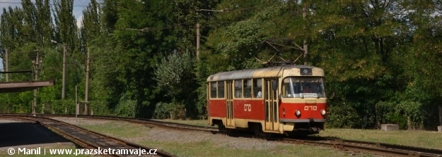 Krivoj Rog je jedním ze dvou provozů v bývalé SSSR, kde se podařilo zrealizovat koncept tramvajové rychlodráhy, pro kterou byly vyvíjeny tramvaje KT8D5. Žádný vůz tohoto typu sem však nikdy nebyl dodán a provozu na rychlodrážní trati vládnou od uvedení do provozu v roce 1986 vozy T3. Na snímku je tramvaj T3SUCS #070 (ex Praha #7248). | 18.8.2015