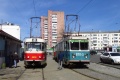 V obratišti Prospekt Gagarina v Charkově se setkaly hned dvě tramvaje typu T3 z Prahy. Zatímco vůz #6852 je nasazen na linku 8, vůz #6938 je pro závadu odtahován služební tramvají do depa. Obě tramvaje byly později v Charkově přečíslovány. | 10.4.2013