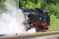 Zahalena oblaky dýmu odjíždí parní lokomotiva 99 1785-7 na zbrojení na nádraží Oberwiesenthal. | 30.5.2015