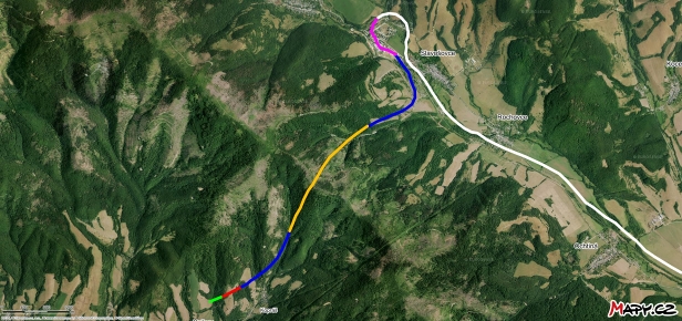 Letecká mapa oblasti Gemerských spojek. Zcela vpravo je bílou barvou vyznačena provozovaná železniční trať 116 Plešivec - Slavošovce. V samotném cíli trať tvoří jakousi smyčku. Fialovou barvou je vyznačeno dokončené prodloužení ve směru k samotným spojkám. Modrá barva vyznačuje rozestavěné těleso. Oranžovou barvou je značen 2400 metrů dlouhý Slavošovský tunel, barvou červenou pak 245 metrů dlouhý tunel Koprášský. Zelená barva patří Mníšanskému viaduktu.