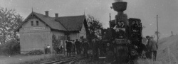 Slavnostní vlak obnovující osobní provoz na Heřmaničce vedený parní lokomotivou U 37.009 zastavil v Kunraticích u Frýdlantu | 14.7.1957