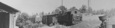 Okolo frýdlantského depa projíždí na náspu lokomotiva U 58.001 s nákladním vlakem. Pochází z 62 kusové série pětinápravových lokomotiv vyrobených pro úzkorozchodné německé dráhy, z nichž některé ze Žitavy zajížděly do Heřmanic a během druhé světové Války dokonce až do Frýdlantu. V květnu 1945 zůstala lokomotiva 99.702 na našem území a protože na německém zůstala pro změnu naše lokomotiva U 37.007, ponechaly si ČSD zapomenutou německou lokomotivu a nechaly ji upravit pro naše podmínky. Od roku 1948 byla zapůjčena z Heřmanic do Osoblahy a na Heřmaničku se vrátila v roce 1957, kdy zde již byly v provozu nové motorové lokomotivy, takže do provozu nezasáhla... | nedatováno