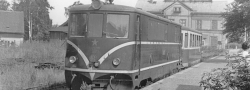 Motorová lokomotiva T 47.010 v čele osobního vlaku ve Frýdlantu v Čechách | nedatováno