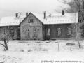 Pohled od bývalého kolejiště na nádražní budovu v Dětřichově, přimysleme si lokomotivy a je to! | 17.12.1988