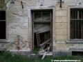 Vstup do bývalé nádražní budovy v Heřmanicích je opravdu nebezpečný... | 23.4.2009