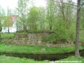 Pozůstatky opěrných pilířů mostu přes říčku Olešku u zastávky Heřmanice | 23.4.2009