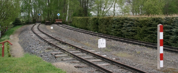 V polovině minulého století jsme v tomto úseku mohli potkávat vlaky jedoucí po každé koleji do jiného cíle své úzkorozchodné cesty po Heřmaničce | 23.4.2009