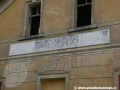 Za existenci nádraží v Heřmanicích několikrát změnilo své jméno i typ písma, jímž byla budova označena, zub času postupně odkrývá jednotlivé vrstvy. | 5.5.2011