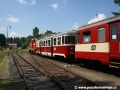 Na kořenovské nádraží vjíždí historická souprava ve složení 820 056-0+020 259-8+M240.0057+T426.003. | 26.7.2008