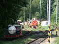 Pod širým nebem depa Tanvald vyčkávají historické vozy zubačky v čele s motorovou lokomotivou T426.003. | 26.5.2009