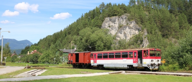 Ve stopě původní úzkorozchodné Korytničky je zachovaná 3 kilometry dlouhá trať standardního rozchodu, využívaná jako vlečka. Od roku 2018 je po jejích kolejích z Ružomberoku do stanice Zápalkáreň provozován vláček Korýtko. V roce 2020 byl obsazen motorovým vozem 811 016-9 a nákladní vůz ČSD Z 1-64011, který byl vyrobený továrnou Ganz v Budapešti v roce 1909. Oba vozy provozuje Klub železničných modelárov Vrútky. | 2.8.2020