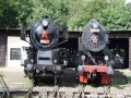 Parní lokomotivy 556 0271 a 555 0301 odstavené na paprscích točny bývalé výtopny v Lužné u Rakovníka | 9.8.2008