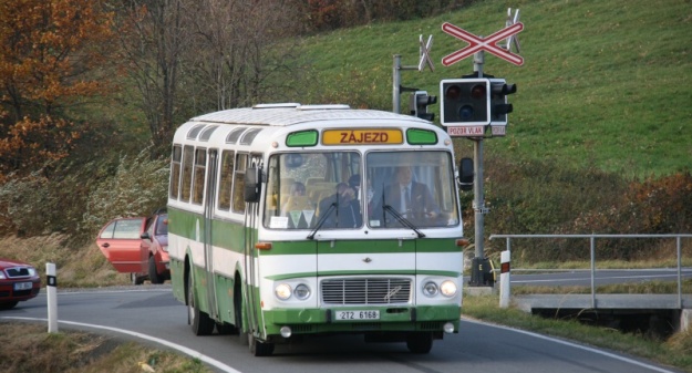 Autobus Karosa ŠL-11 z roku 1981 úspěšně zdolal první světelně řízený přejezd přes železniční úzkorozchodnou trať, pro nás je to ale poslední fotografie z podzimního zastavení se na půvabné Osoblažce v roce 2011... | 5.11.2011