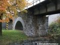 Ocelový most o třech polích, kterým Osoblažka v Třemešné ve Slezsku překračuje dvě vozovky a potok Mušlov. | 5.11.2011