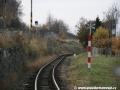 Zatímco na opěrné zdi míří velká železnice do světa, úzké koleje Osoblažky od nádraží v Třemešné ve Slezsku klesají až v 26‰ sklonu. | 5.11.2011
