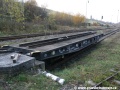 Plošinový vůz na němž se odváží úzká vozidla do opravy vyčkává na své využití v Třemešné ve Slezsku u čelní rampy. | 5.11.2011