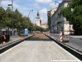 Spodek tramvajové tratě vytvořený umístěním  “L” profilů, obložením antivibračními rohožemi a rozložením kari sítě pro větší pevnost betonové desky. | 16.7.2011