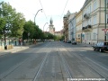 Tramvajová trať na Smetanově nábřeží se v přímém úseku tvořeném velkoplošnými panely BKV přibližuje k vyústění Divadelní ulice.