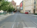 V prostoru jednosměrné zastávky Karlovy lázně mění tramvajová trať konstrukci svršku, opouští velkoplošné panely BKV a pokračuje v podobě klasické konstrukce kolejnic na příčných pražcích s asfaltovým zákrytem.
